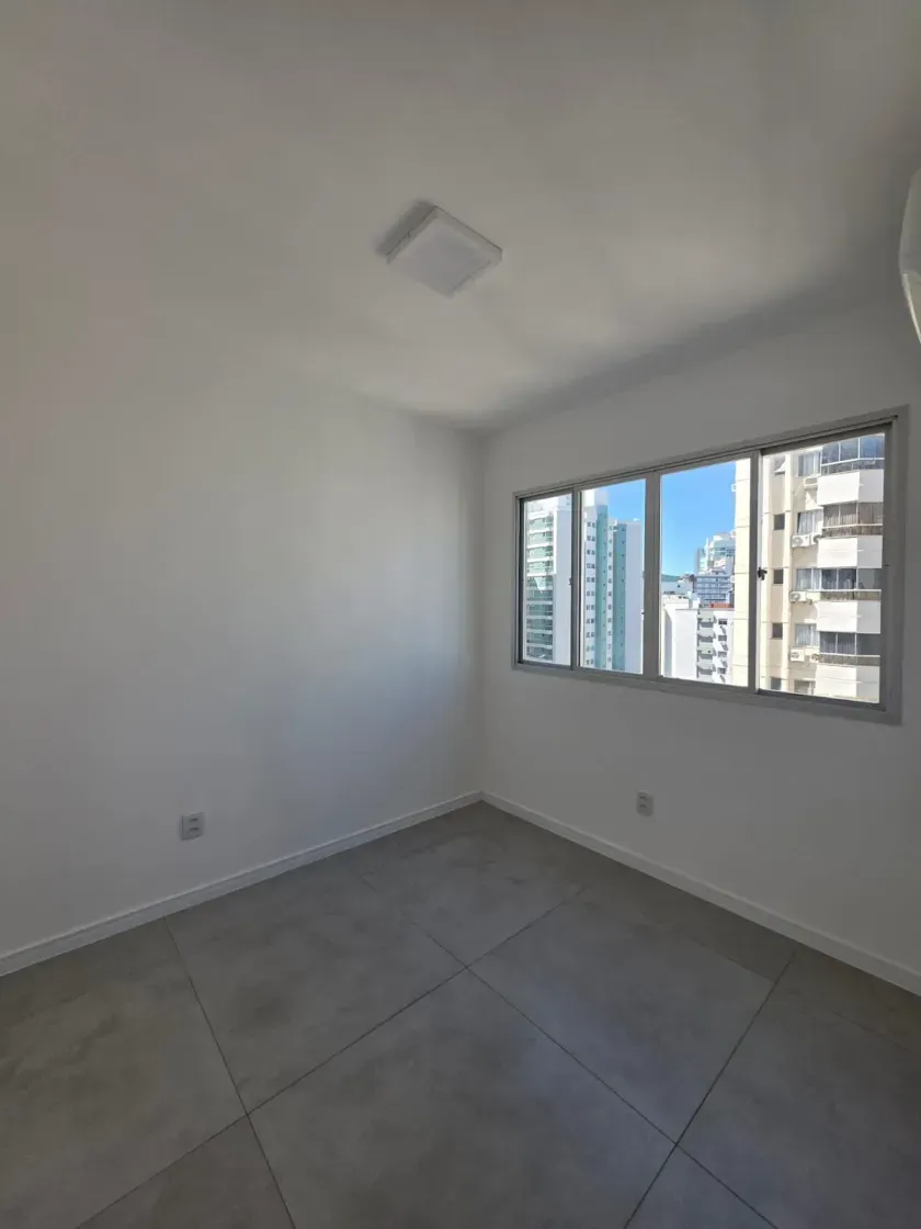 Apartamento na Av. Brasil com 2 dormitórios sendo 1 suíte e 1 vaga de garagem em Balneário Camboriú — foto 2