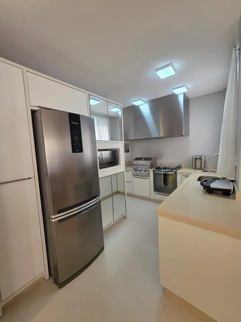 Apartamento vista mar com 3 suítes 3 vagas de garagem na Barra Sul em Balneário Camboriú