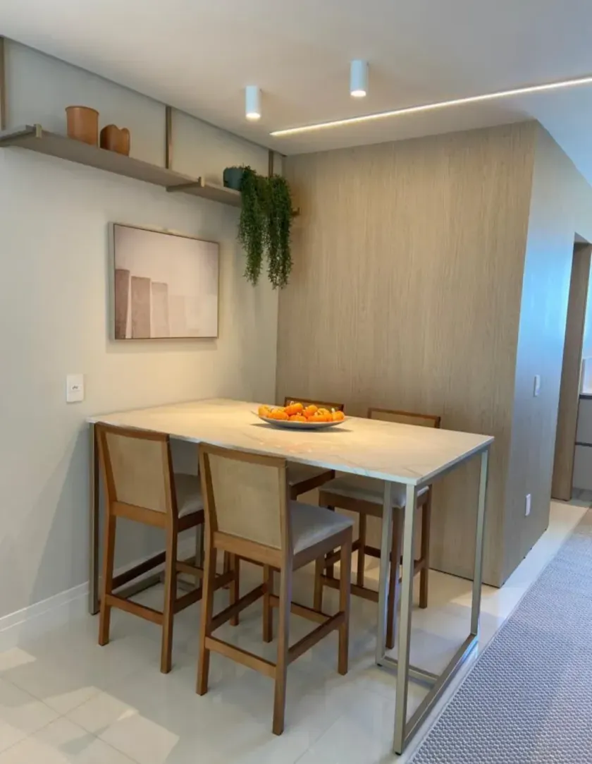 Apartamento mobiliado com 4 dormitórios sendo 2 suítes e 2 vagas de garagem em Balneário Camboriú