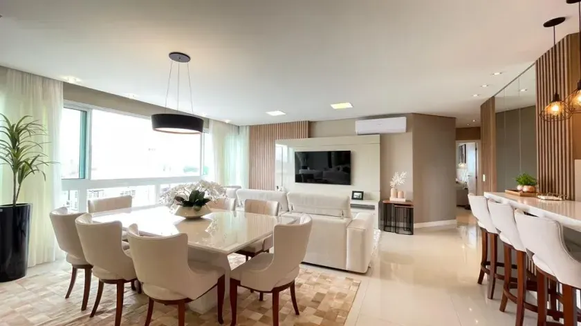 Apartamento mobiliado com 2 suítes, 2 demi-suítes e 3 vagas de garagem em Balneário Camboriú