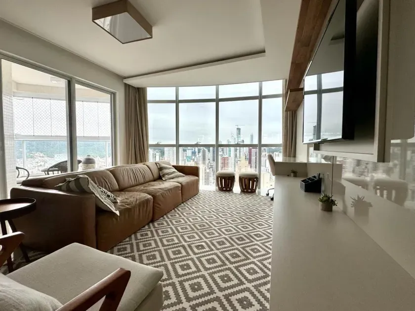 Apartamento decorado com 3 suítes e 3 vagas de garagem em Balneário Camboriú