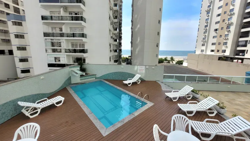 Apartamento mobiliado com 3 dormitórios sendo 2 suítes  e 2 vagas em Balneário Camboriú