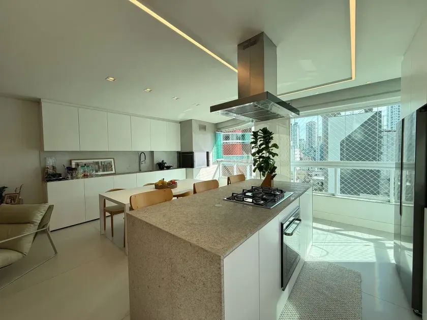 Apartamento mobiliado com 3 suítes e 2 vagas de garagem em Balneário Camboriú/SC