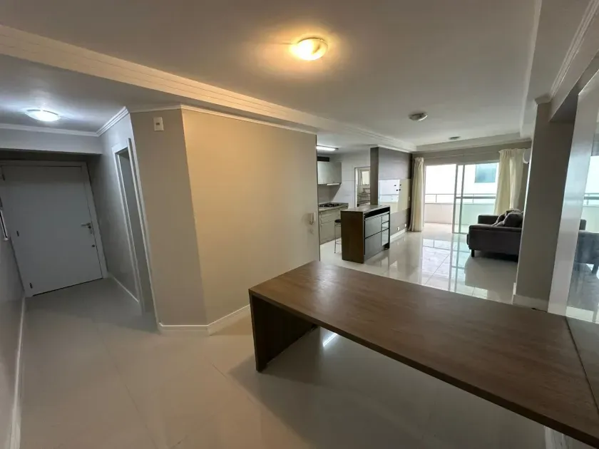 Apartamento semi-mobiliado com 1 suíte,  2 Demi e 2 vagas de garagem na Praia Brava em Itajaí