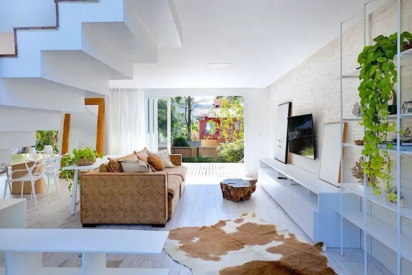 Casa com 3 dormitórios sendo 2 suítes com jardim e piscina Praia de Taquaras, Balneário Camboriú SC