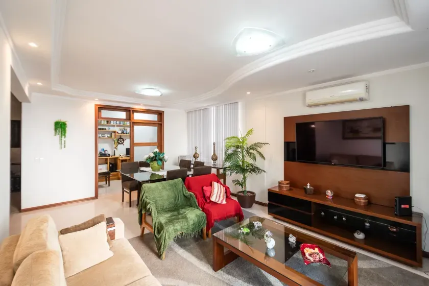 Apartamento com 3 dormitórios sendo 1 suíte e 2 vagas na região Central de Balneário Camboriú SC