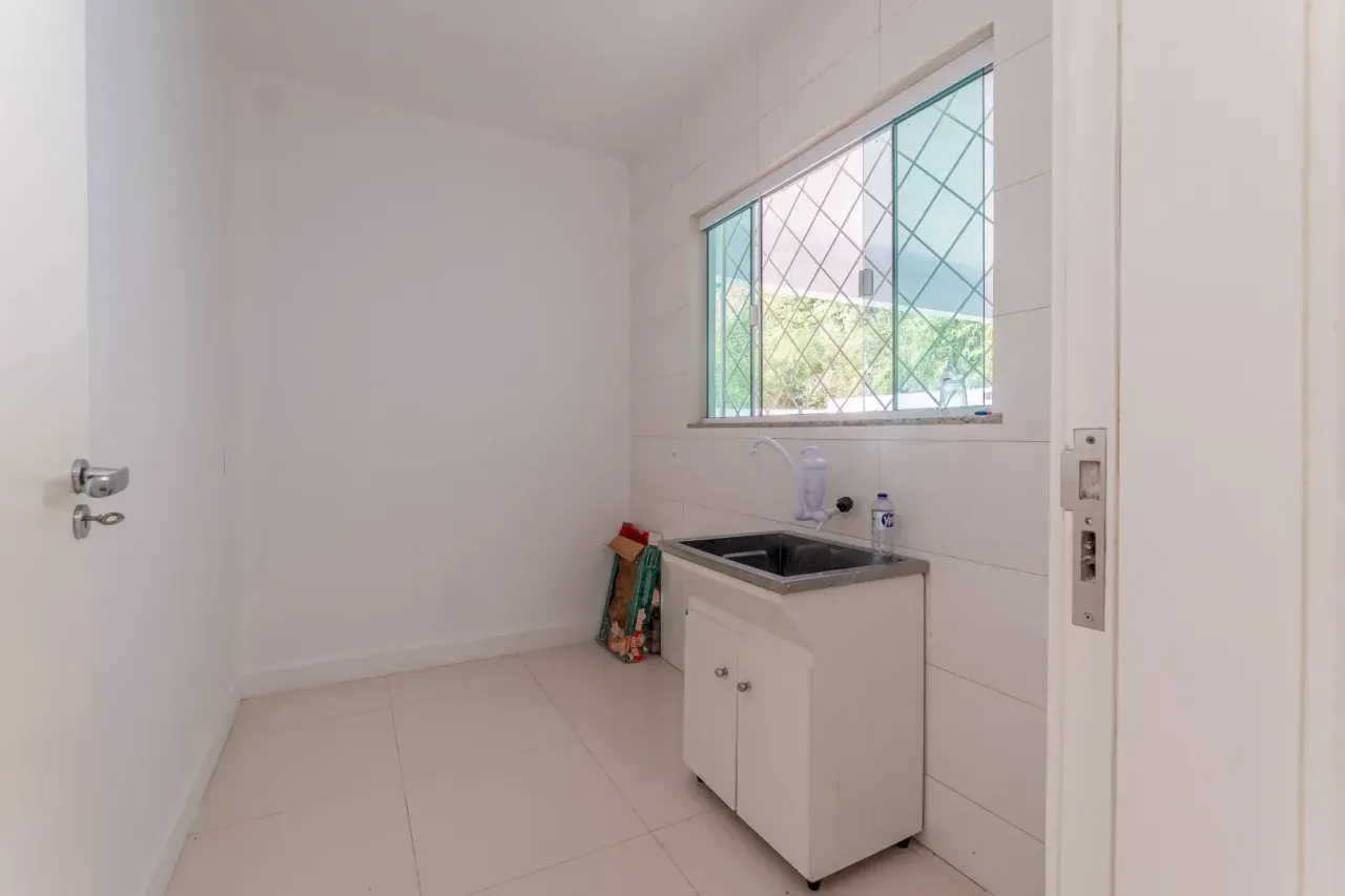 Casa Alto Padrão com 4 dormitórios sendo 2 suítes e 6 vagas na Praia dos Amores em Baln. Camboriú — foto 1