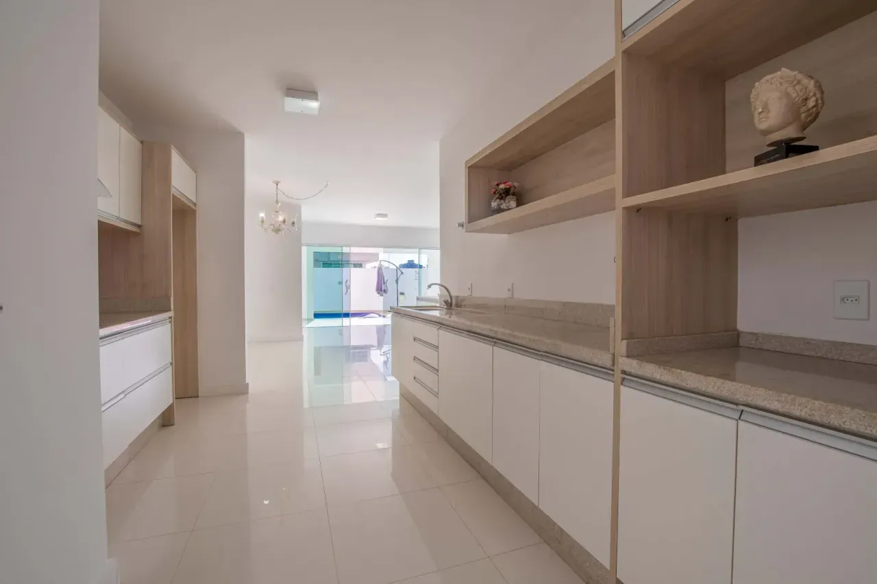 Casa Alto Padrão com 4 dormitórios sendo 2 suítes e 6 vagas na Praia dos Amores em Baln. Camboriú — foto 8