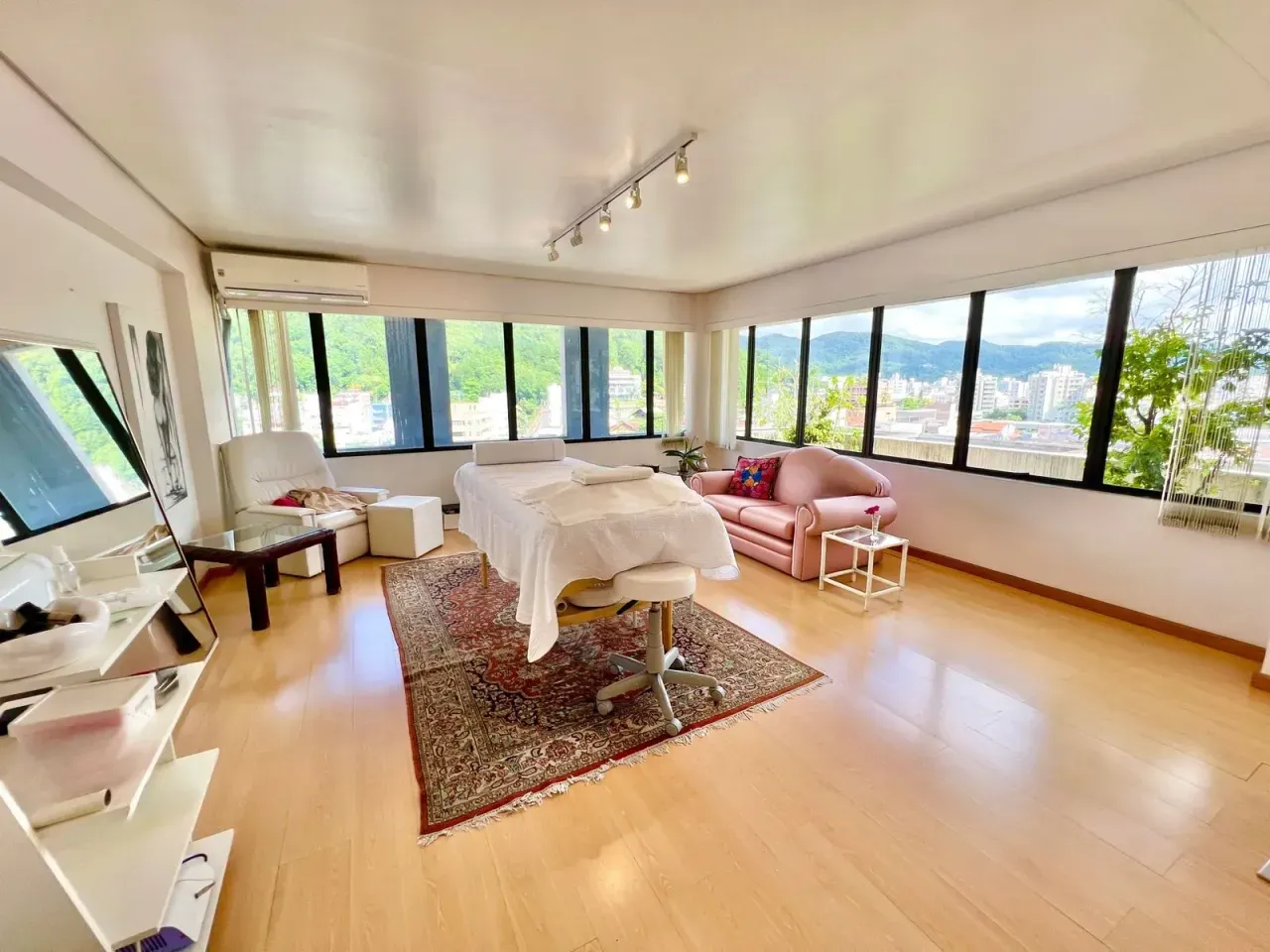 Sala Comercial com 2 ambientes e 1 vaga na Avenida Central - Balneário Camboriú