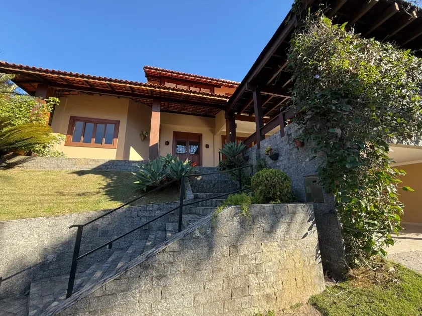 Casa com 2 lotes, 4 suítes e 2 vagas de garagem em condomínio Ariribá – Balneário Camboriú / SC
