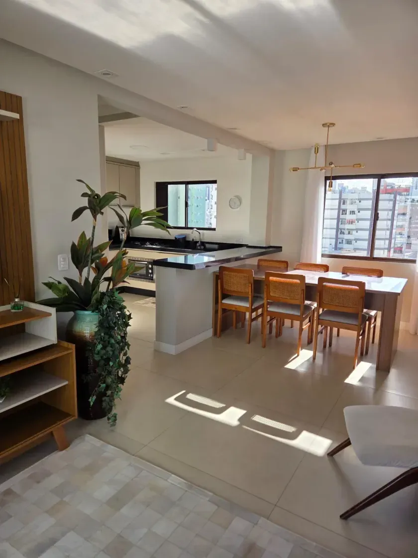 Apartamento mobiliado com 3 dormitórios sendo 1 suíte e 1 vaga de garagem em Balneário Camboriú