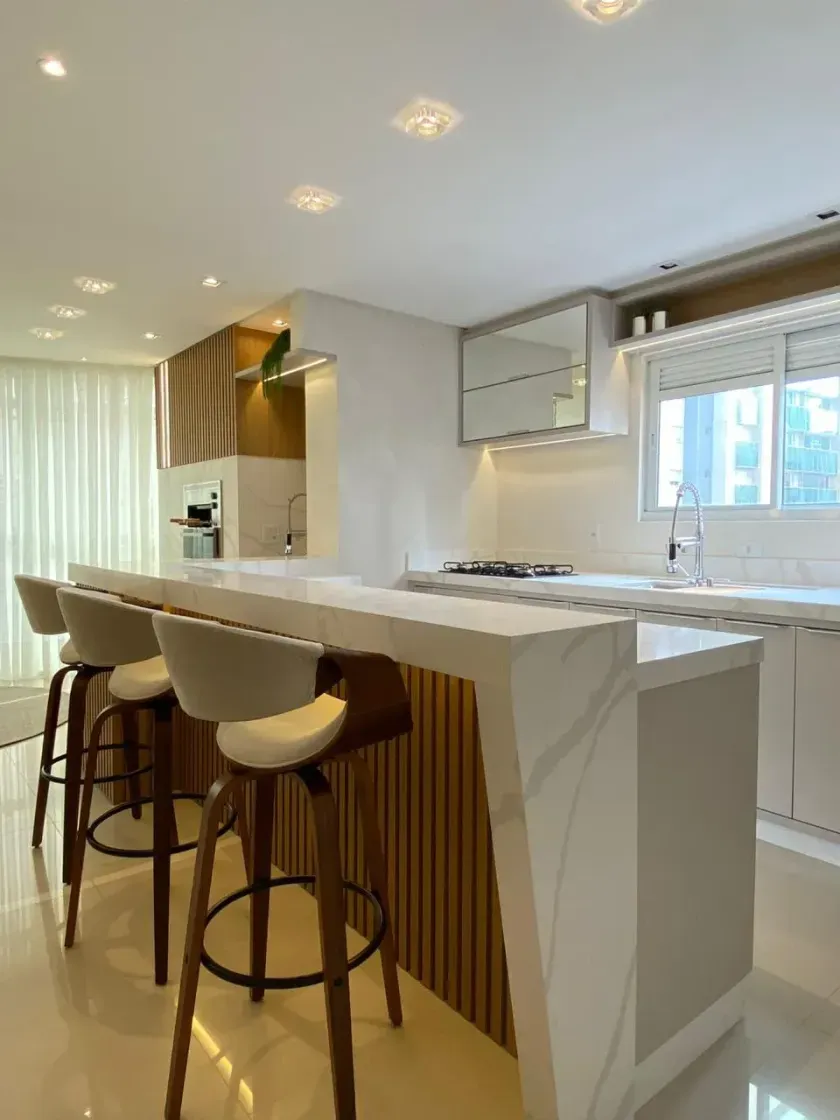 Apartamento mobiliado com 3 suítes e 3 vagas de garagem no Centro de Balneário Camboriú — foto 3