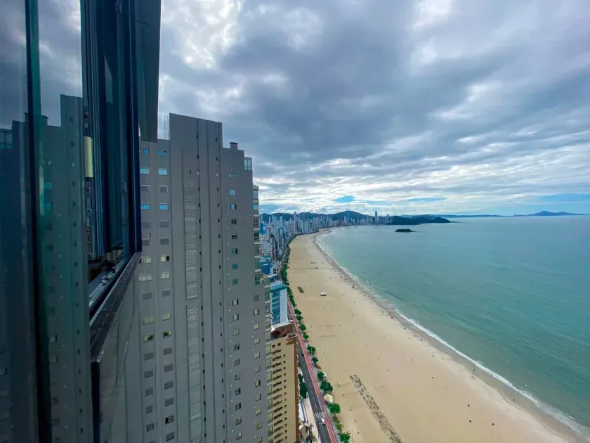 Apartamento mobiliado frente mar com 3 suítes e 4 vagas de garagem em Balneário Camboriú — foto 2