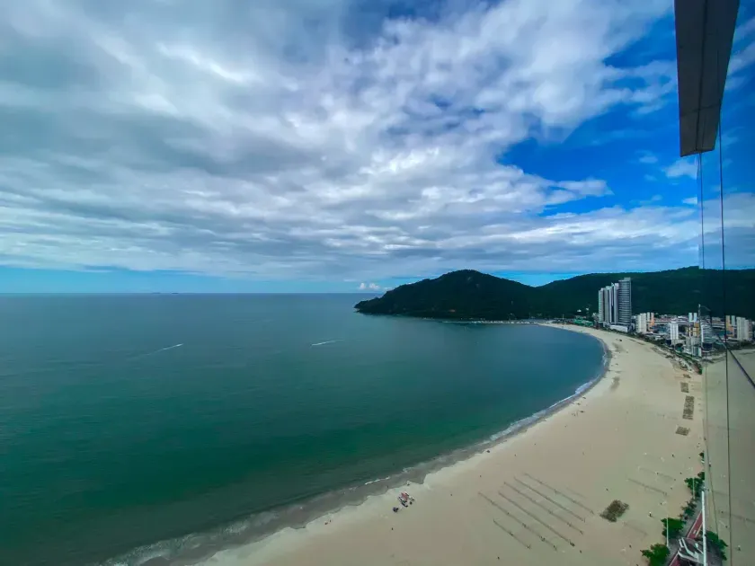 Apartamento mobiliado frente mar com 3 suítes e 4 vagas de garagem em Balneário Camboriú