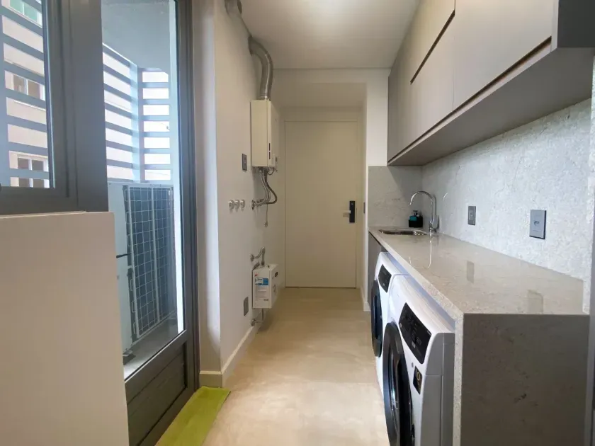 Apartamento mobiliado frente mar com 3 suítes e 4 vagas de garagem em Balneário Camboriú — foto 3