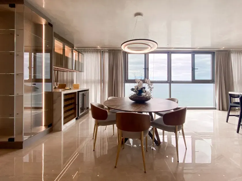 Apartamento mobiliado frente mar com 3 suítes e 4 vagas de garagem em Balneário Camboriú — foto 5