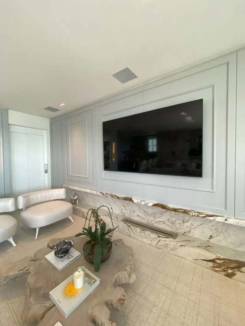 Apartamento frente mar mobiliado com 5 suítes e 4 vagas na Barra Sul em Balneário Camboriú