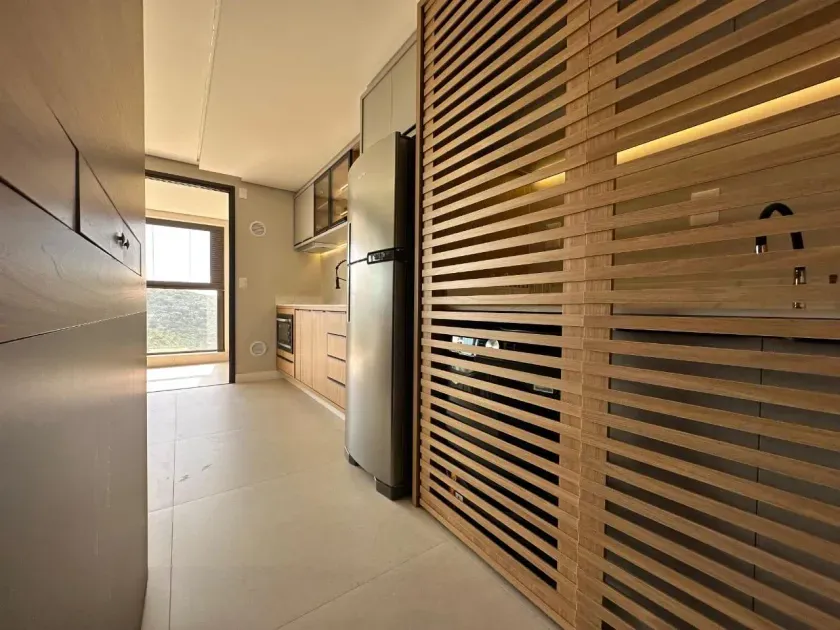 Apartamento mobiliado com 3 dormitórios sendo 1 suíte e 2 vagas de garagem na Praia Brava - Itajaí