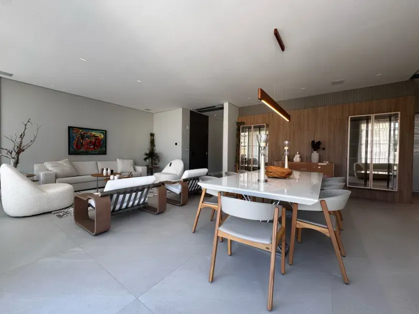 Apartamento com 4 suítes e 3 vagas de garagem na Praia Brava - Itajaí