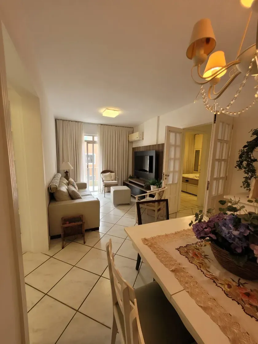 Apartamento quadra mar mobiliado com 2 dormitórios sendo 1 suíte e 1 vaga em Balneário Camboriú