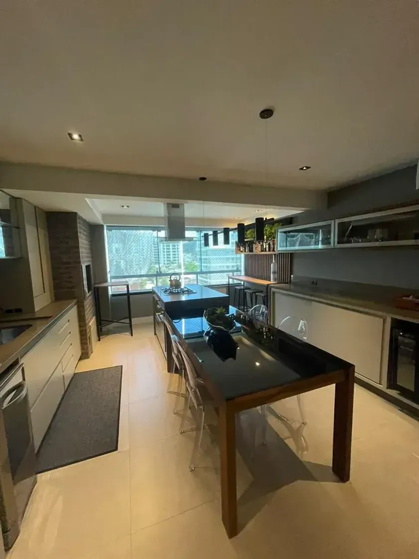 Apartamento mobiliado com 2 dormitórios sendo 1 suíte e 2 vagas de garagem na Praia Brava - Itajaí — foto 2