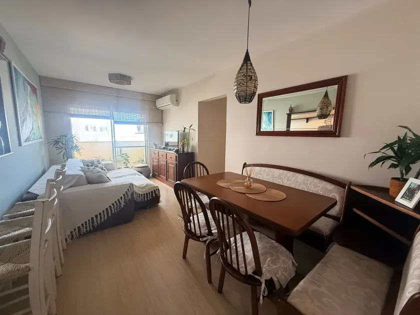 Apartamento com 2 dormitórios e 1 vaga de garagem no Centro de Balneário Camboriú