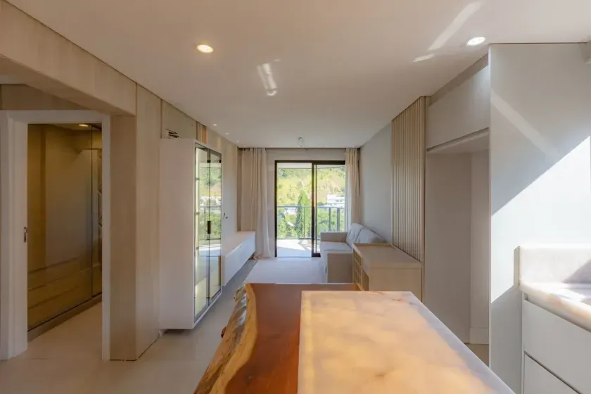 Apartamento com 2 dormitórios sendo 1 suíte e 1 vaga de garagem - Praia Brava - Itajaí