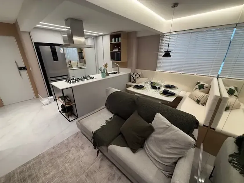 Apartamento mobiliado com 2 dormitórios e 1 vaga de garagem na Av. Atlântica em Balneário Camboriú