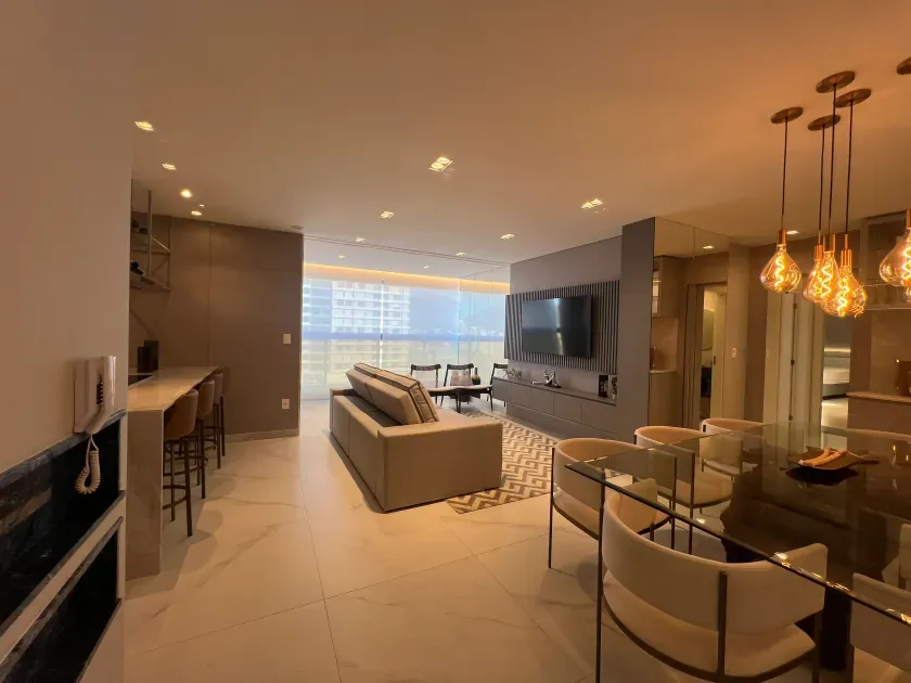 Apartamento mobiliado com 2 suítes e 2 vagas de garagem na Praia Brava em Itajaí