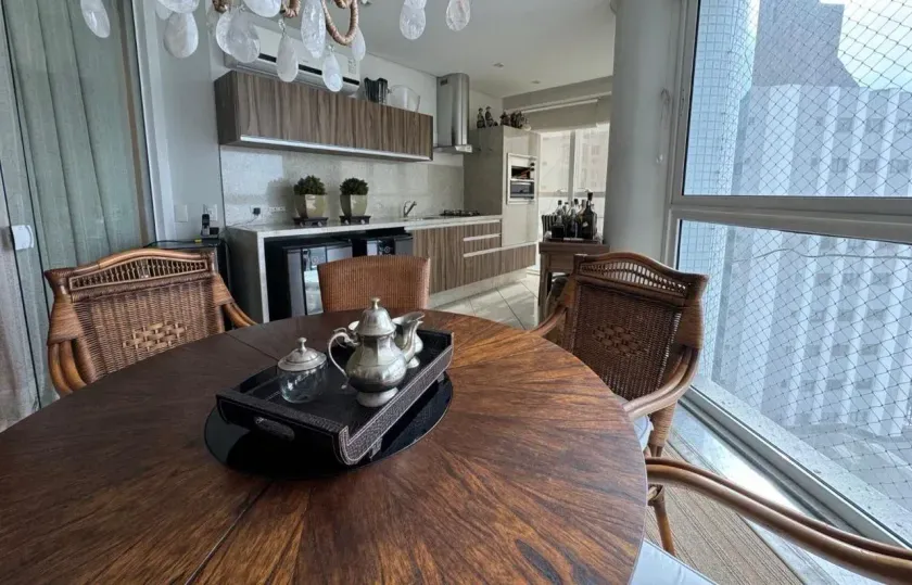 Apartamento mobiliado com 4 suítes e 4 vagas de garagem na Av. Atlântica em Balneário Camboriú