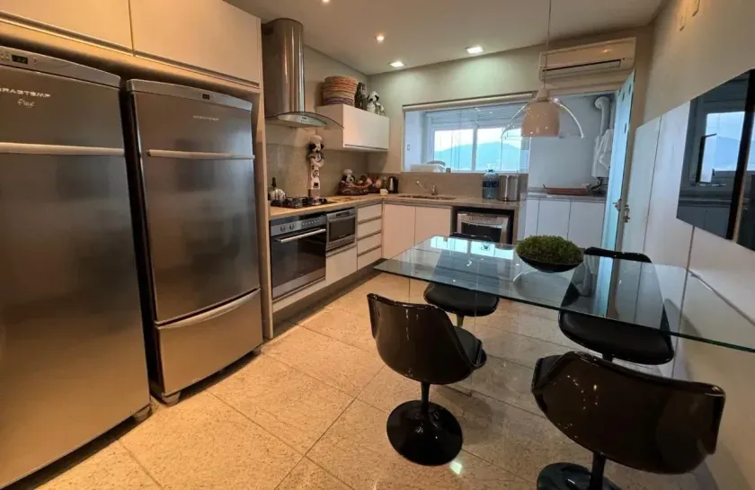 Apartamento mobiliado com 4 suítes e 4 vagas de garagem na Av. Atlântica em Balneário Camboriú — foto 9
