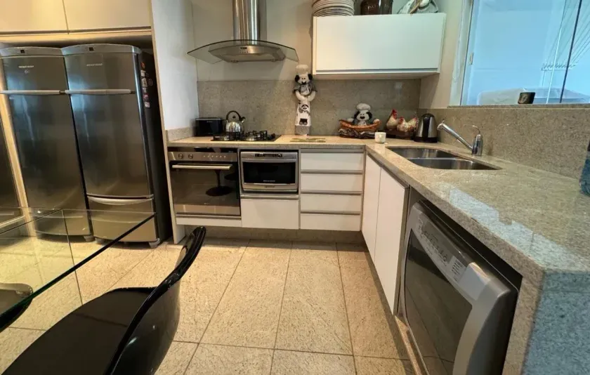 Apartamento mobiliado com 4 suítes e 4 vagas de garagem na Av. Atlântica em Balneário Camboriú — foto 11