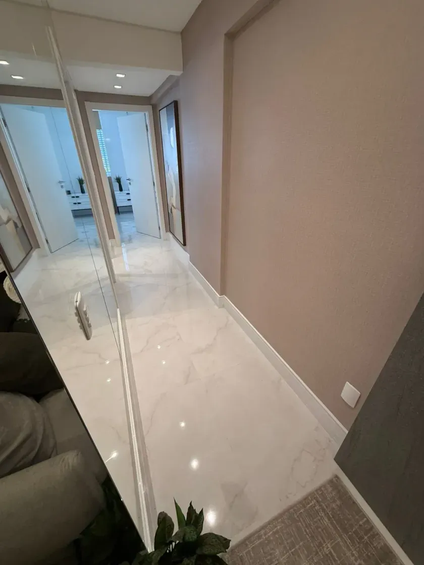 Apartamento mobiliado com 4 dormitórios e 3 vagas de garagem em Balneário Camboriú/SC