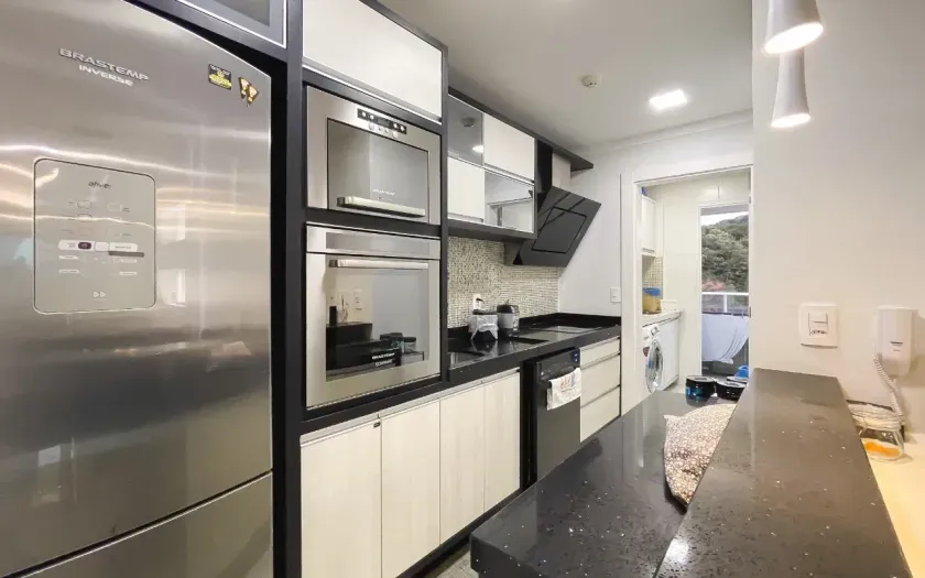 Apartamento mobiliado com 2 suítes e 2 vagas de garagem na Praia Brava em Itajaí — foto 3