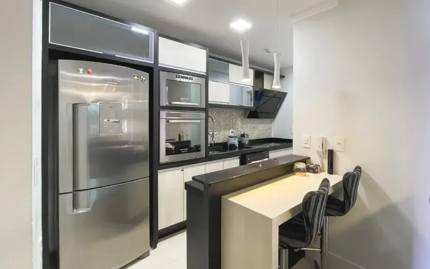 Apartamento mobiliado com 2 suítes e 2 vagas de garagem na Praia Brava em Itajaí — foto 2