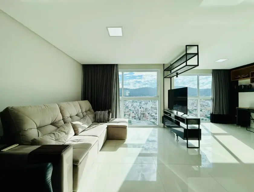 Apartamento com 4 dormitórios sendo 2 suítes e 2 vagas de garagem em Balneário Camboriú — foto 1