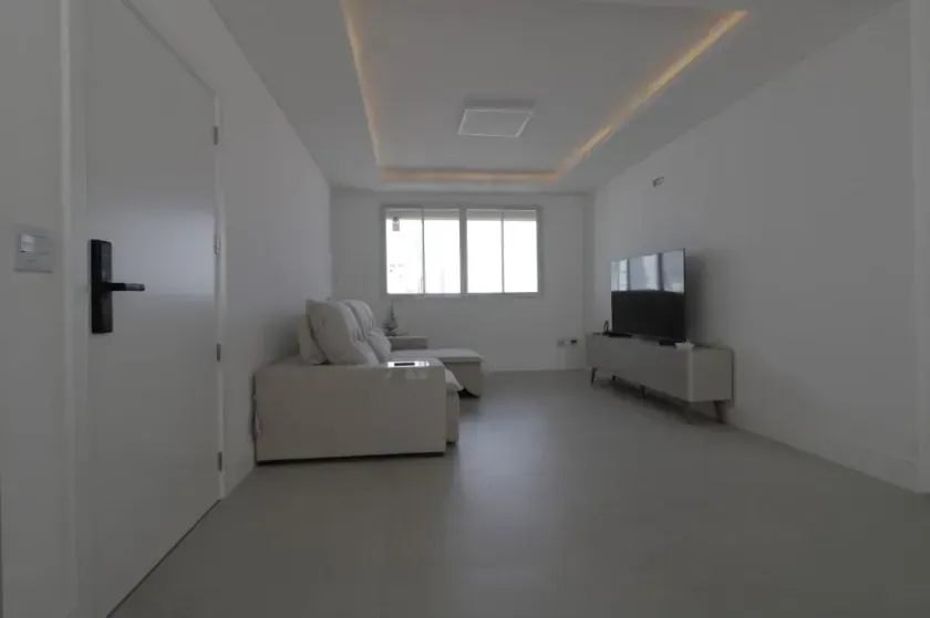 Apartamento com 4 suítes e 3 vagas de garagem no Centro de Balneário Camboriú/SC