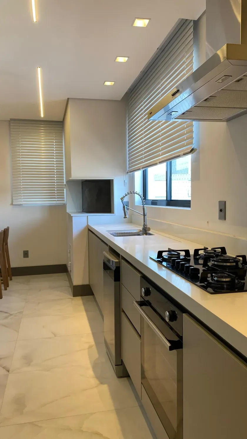 Apartamento mobiliado com 3 suítes e 2 vagas de garagem no Centro de Balneário Camboriú — foto 3