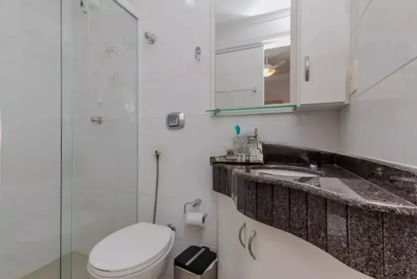 Apartamento completamente mobiliado com 2 quarto e 1 vaga de garagem no Centro Balneário Camboriú