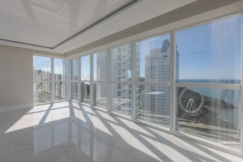 Apartamento vista mar e andar alto! Com 4 suítes e 3 vagas no Bairro Pioneiros em Balneário Camboriú