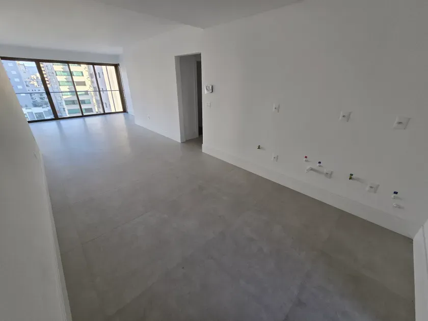 Apartamento novo alto padrão com 4 suítes e 4 vagas de garagem no Centro de Balneário Camboriú. — foto 4