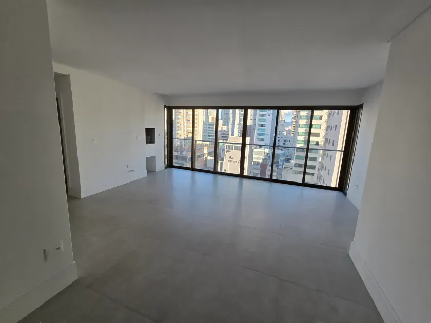 Apartamento novo alto padrão com 4 suítes e 4 vagas de garagem no Centro de Balneário Camboriú. — foto 2
