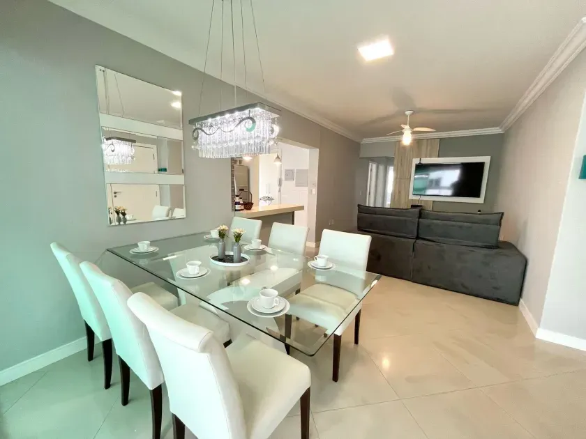 Apartamento com 3 dormitórios sendo 1 suíte e 2 vagas de garagem em Balneário Camboriú/SC