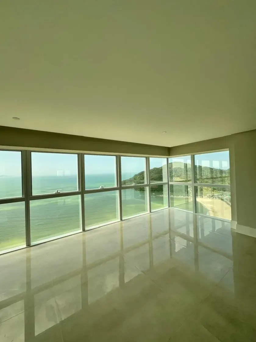 Apartamento frente mar com 4 suítes e 4 vagas na Barra Sul de Balneário Camboriú