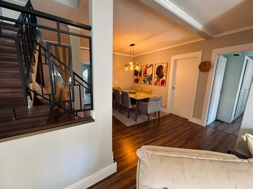 Casa mobiliada e equipada com 3 dormitórios sendo 1 suíte e 6 vagas em Balneário Camboriú
