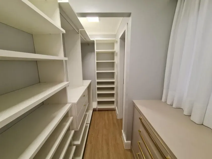 Apartamento mobiliado com 2 dormitórios sendo 1 suíte e 1 vaga na Atlantica em Balneário Camboriú