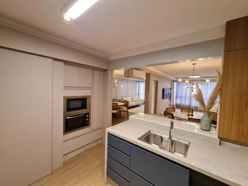Apartamento mobiliado com 2 dormitórios sendo 1 suíte e 1 vaga na Atlantica em Balneário Camboriú — foto 2
