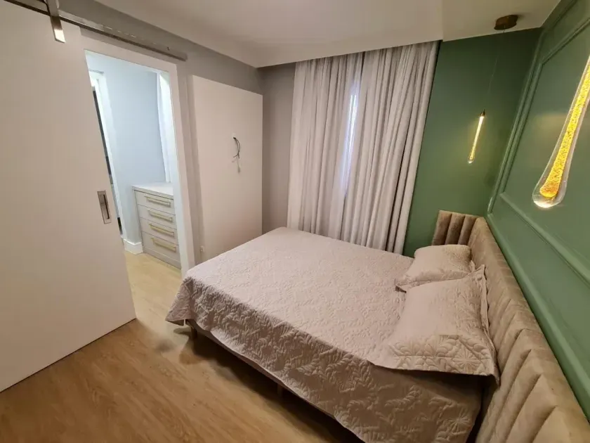Apartamento mobiliado com 2 dormitórios sendo 1 suíte e 1 vaga na Atlantica em Balneário Camboriú — foto 3