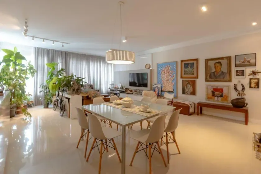 Apartamento mobiliado com 3 dormitórios sendo 2 suítes e 2 vagas no centro de Balneário Camboriú.
