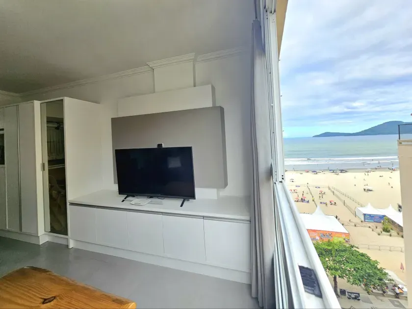 Apartamento mobiliado com 2 dormitórios e 1 vaga  na Avenida Atlântica em Balneário Camboriú
